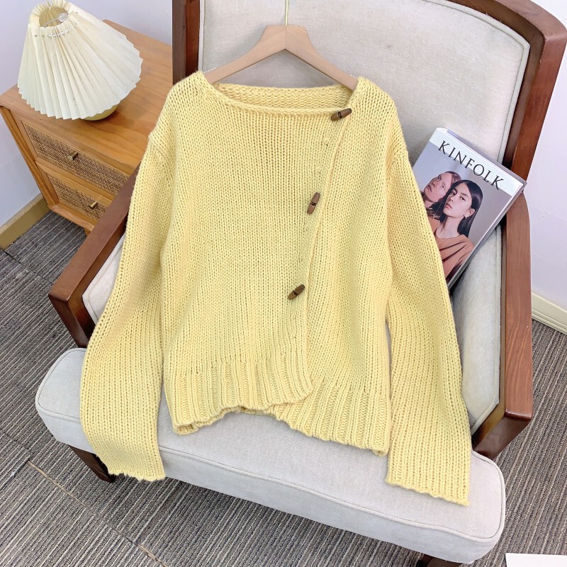 Áo cardigan nữ dệt kim dày dặn cổ chéo lệch vai, dáng suông thanh lịch — Màu vàng kem