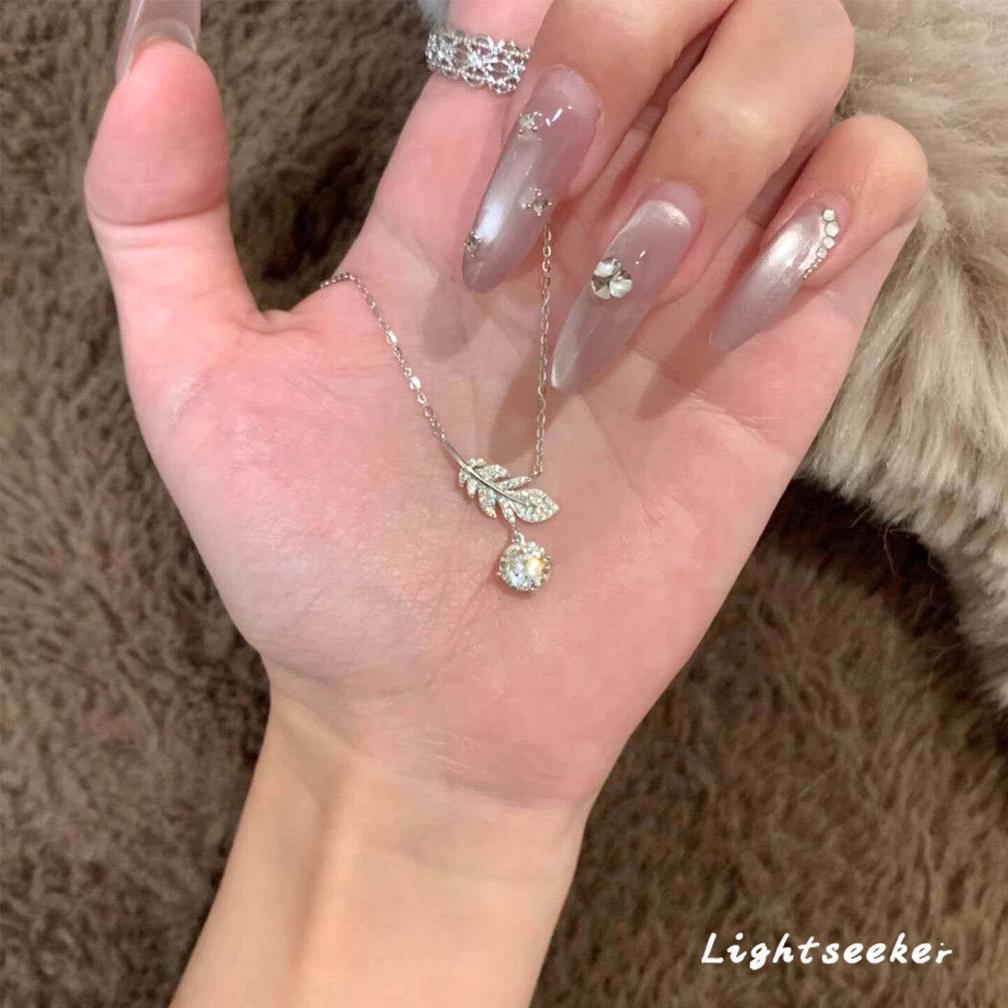 Explosive Feather Super Flash Necklace for Women 2025 New Niche Unique High-End Fashion Clavicle Chain