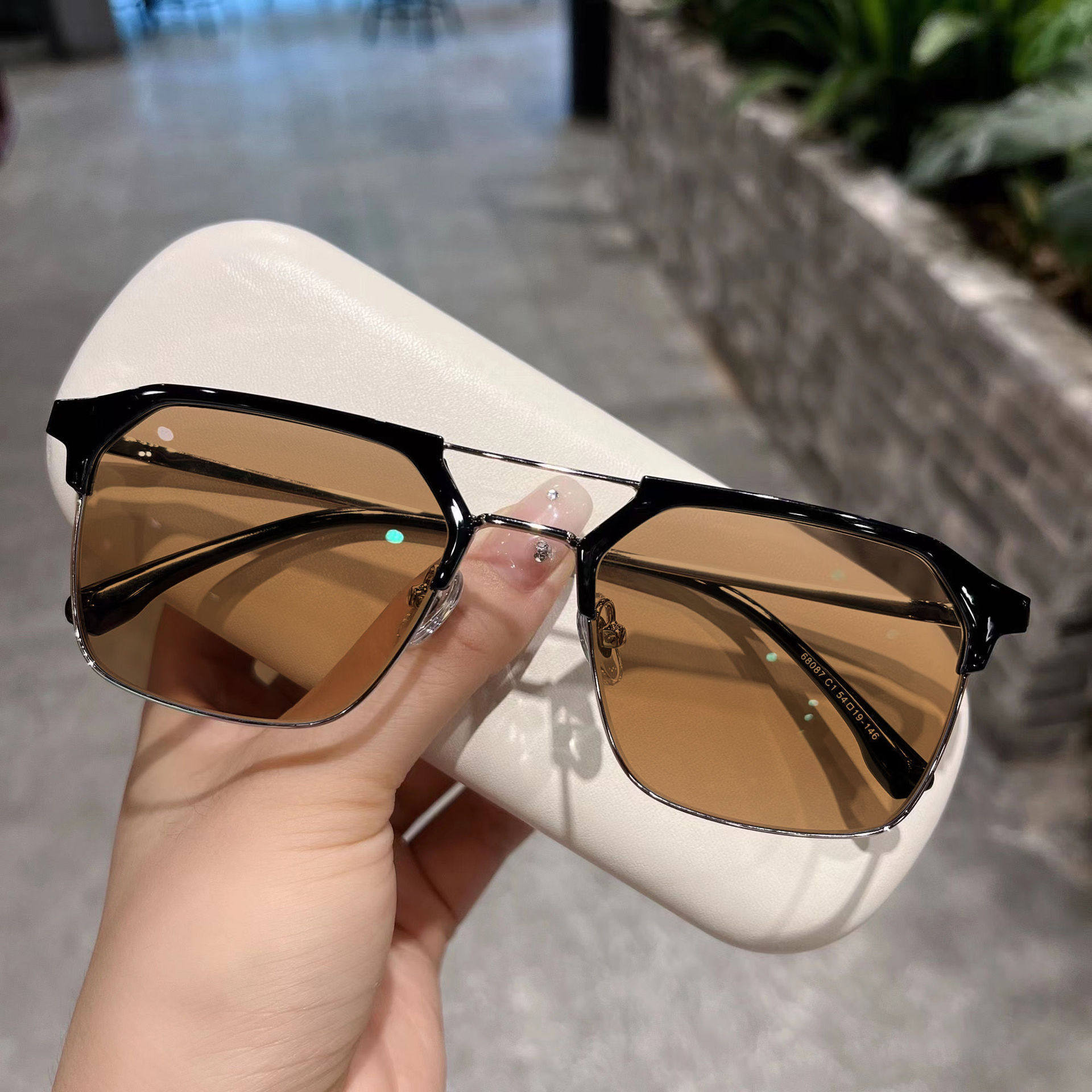 Photochromic Myopia Glasses Trendy Stylish Frame Ultra-Light Finished Prescription Anti-Blue Light Gray Tea Color Change