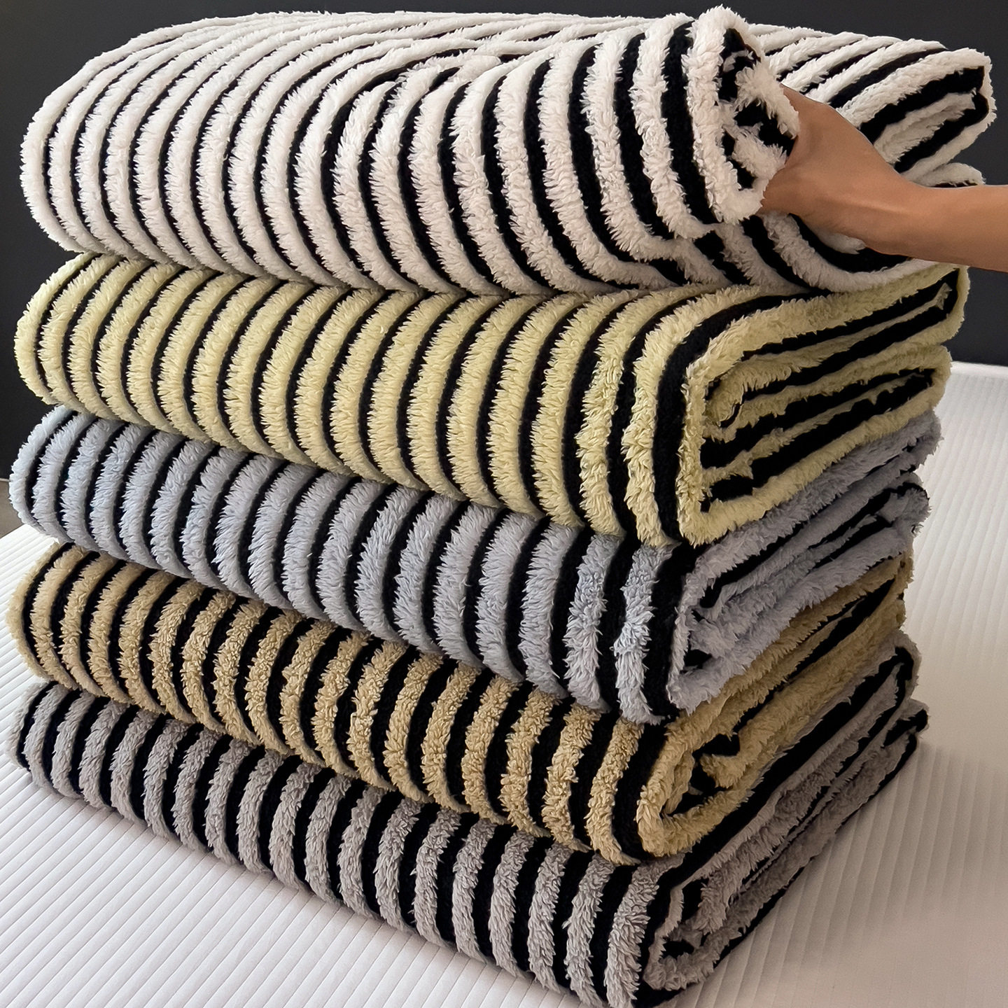 2025 New Class a Milk Velvet Jacquard Blanket Autumn and Winter Velvet Blanket Thickened Warm Cover Blanket Sofa Blanket Manufacturer Wholesale