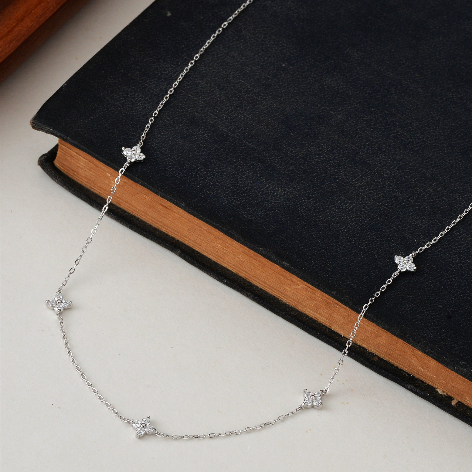 S925 sterling silver four-leaf clover necklace women's light luxury temperament high-end all-match clavicle chain gypsophila new jewelry