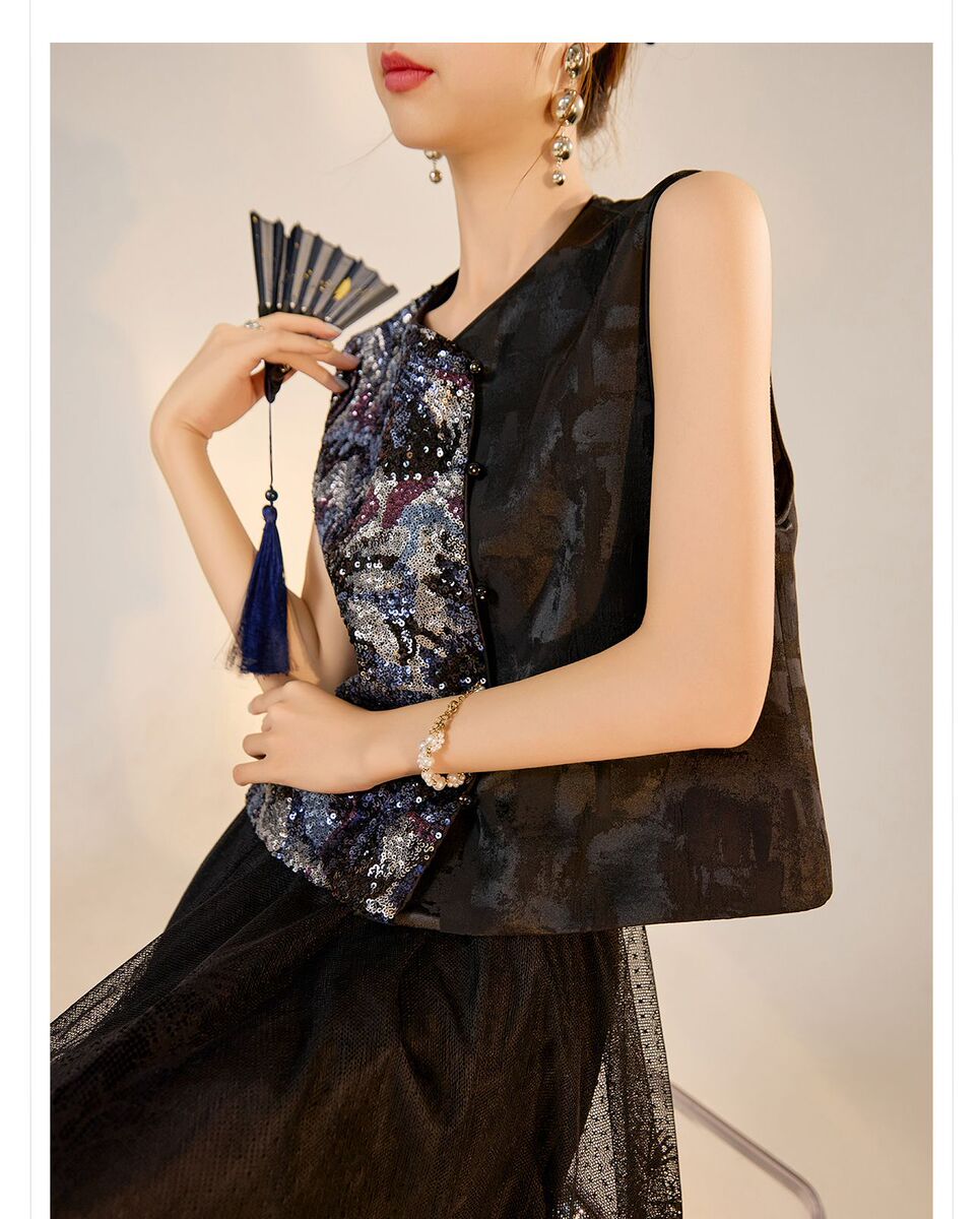 Áo vest nữ dáng ngắn cổ tròn thêu hạt cườm phối cúc một hàng — Jet Black (Giao hàng trong 7 ngày), Màu đen rực rỡ (phát hành cùng ngày), Màu sắc ảo diệu (giao hàng trong 7 ngày), Màu sắc ảo diệu (phát hành cùng ngày)