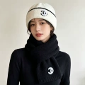 Classic combination [white hat + black scarf]