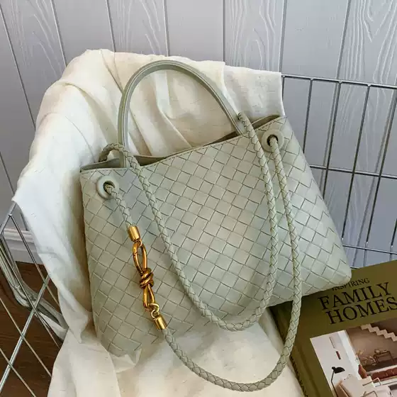 2025 New Women's Bag Niche High-End Metal Rope Buckle Woven Shoulder Bag Fashion Versatile Retro Commuter Bag Trend