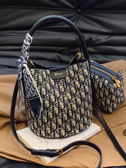 Vintage Luxury Bucket Handbag Women's 2026 New Spring High-End Versatile Commuter Shoulder Crossbody Bag