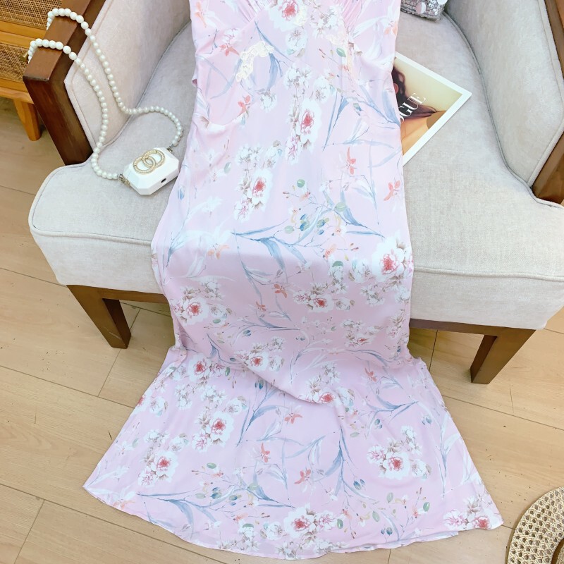 Đầm maxi nữ cổ V tay bồng họa tiết hoa nhí viền ren thắt eo dáng đuôi cá — Hồng đinh hương màu sương mù, tặng kèm áo mặc trong