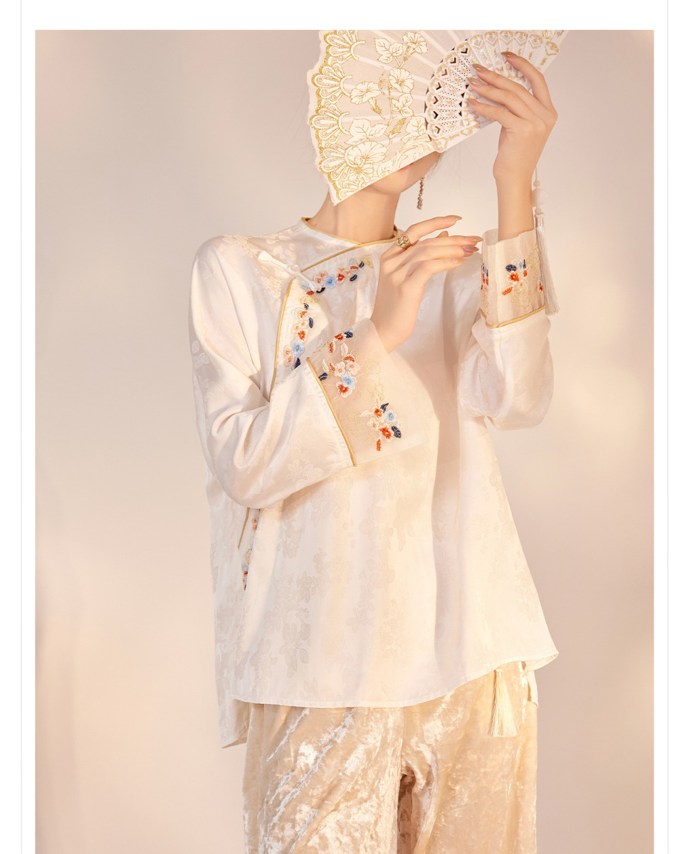 Áo nữ dài tay cổ tròn thêu hoa cài khuy lệch vai phong cách thanh lịch — Cloud Silk White (Giao hàng ngay hôm nay), Cloud Silk White (Giao hàng trong 7 ngày)