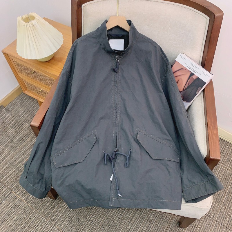Áo khoác nữ dáng rộng cổ đứng viền chỉ tương phản phối dây rút — nâu xám