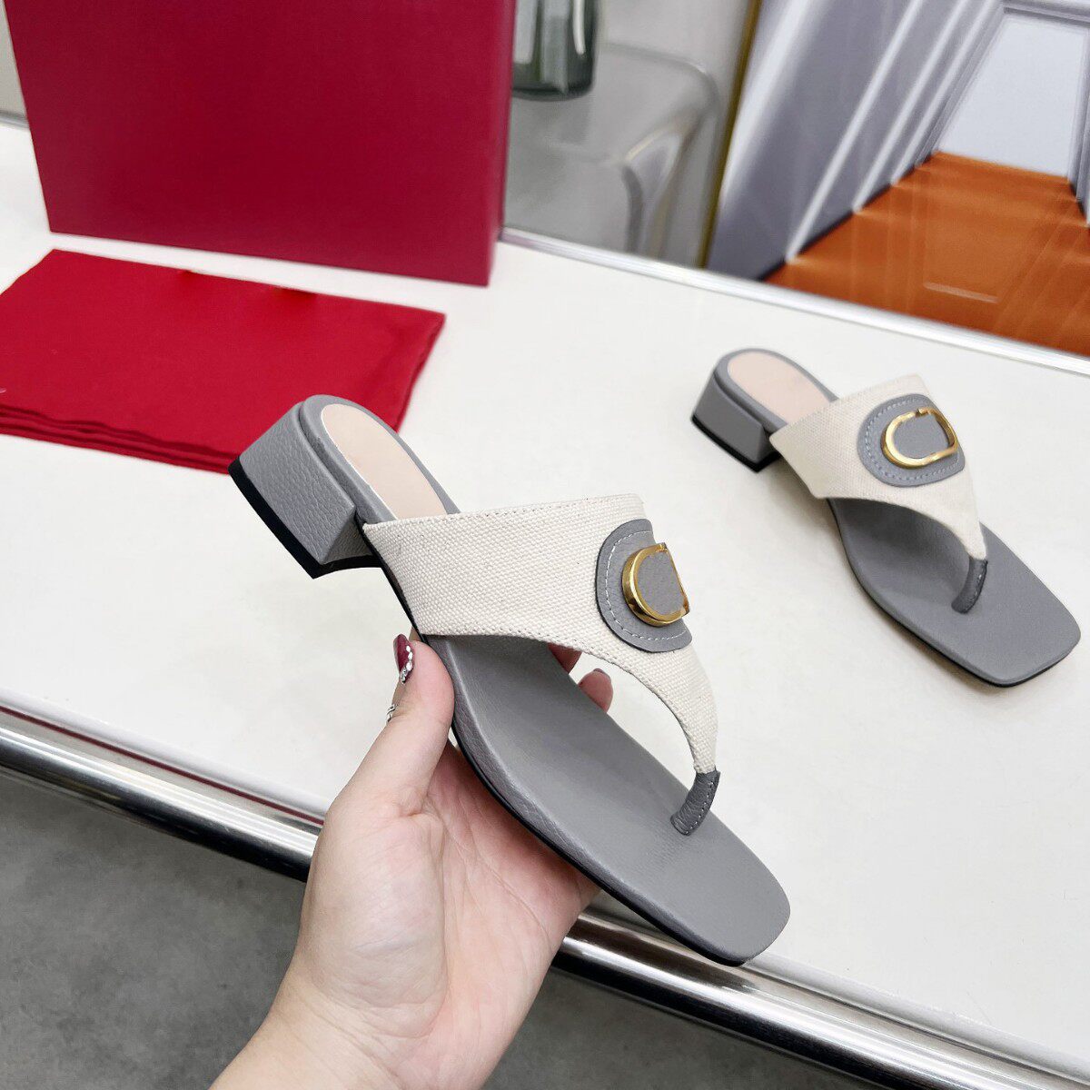 Foreign trade ladies flat-bottomed slippers 205 this square head cowhide printed T-shaped slippers manufacturers wholesale