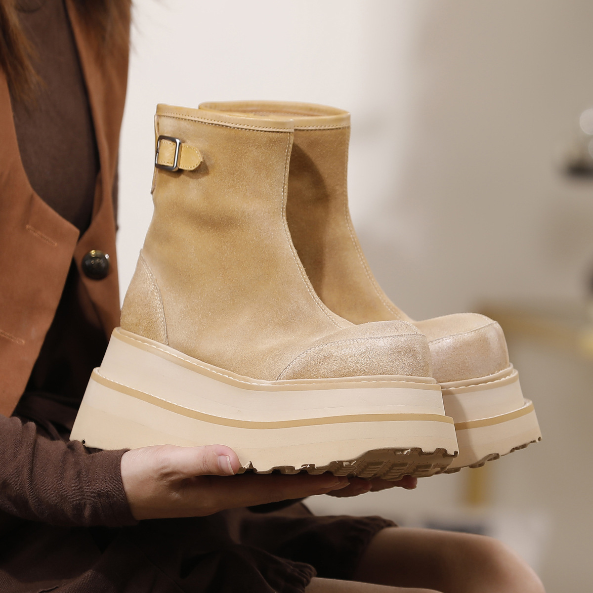 Boot nữ cổ ngắn da bò thật đế dày tăng chiều cao, thiết kế cá tính nhẹ nhàng — màu, màu cà phê