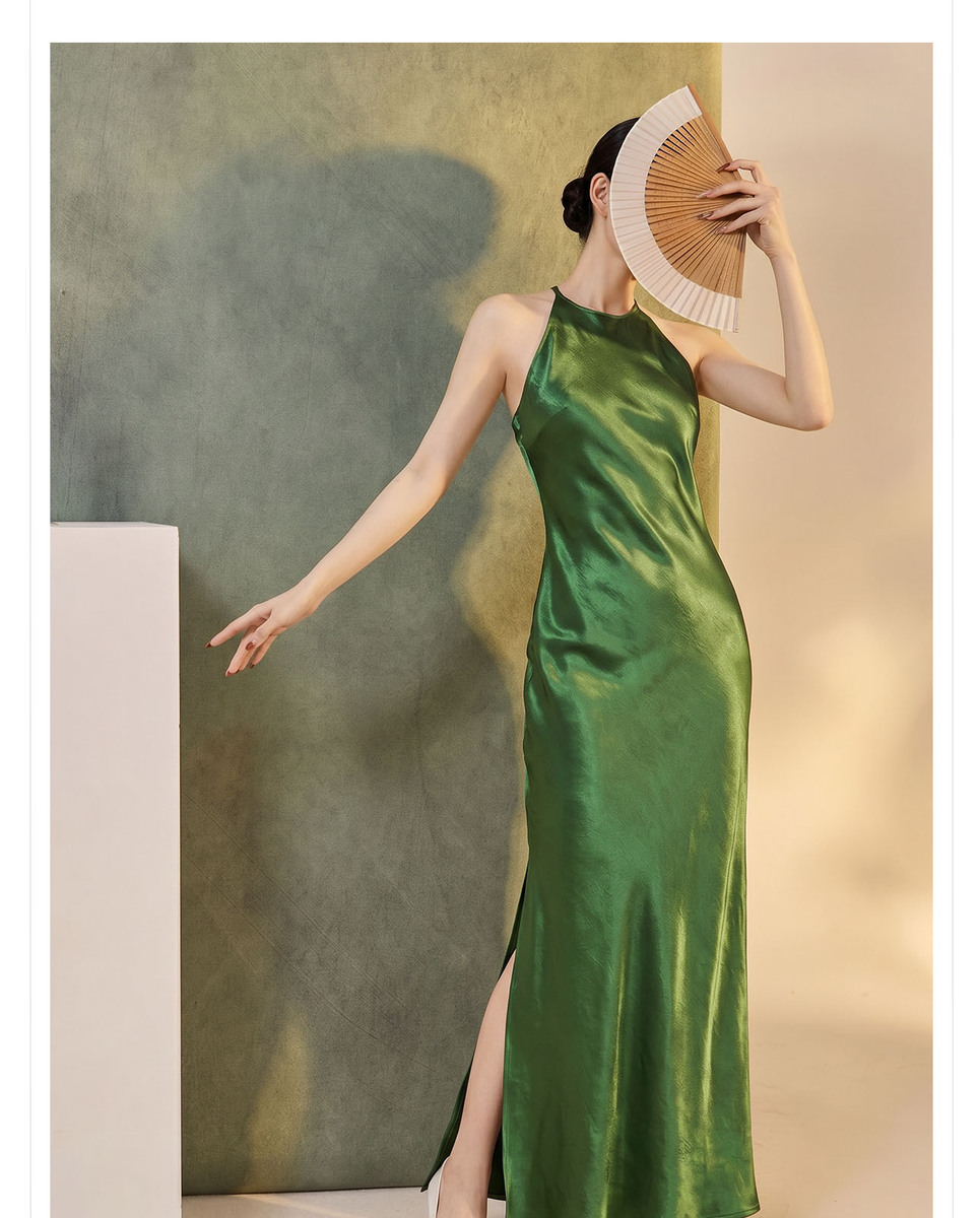 Đầm dài cổ quấn vai trần chất liệu satin bóng nhẹ, chiết eo xếp ly, xẻ tà bên hông tôn dáng — Xanh rêu đậm