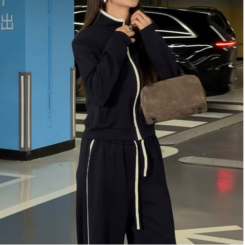Bộ đồ nữ áo hoodie cổ cao phối màu kèm quần dài ống rộng lưng thun — Áo khoác màu xanh navy, Quần dài casual màu xanh navy