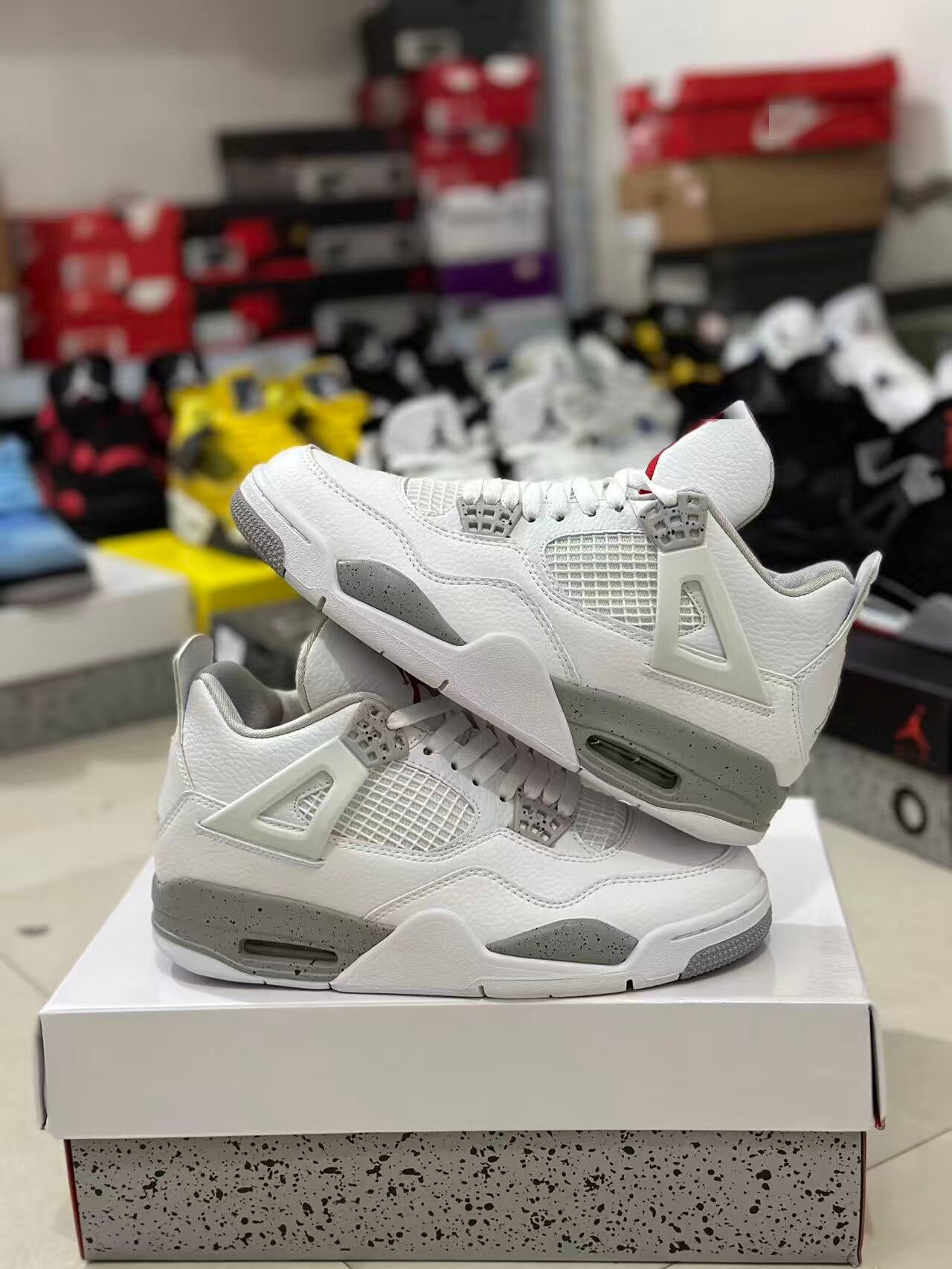 AJ4 kicks Joe's classic white-cement black-and-yellow-wire-wire-wire-shoes.