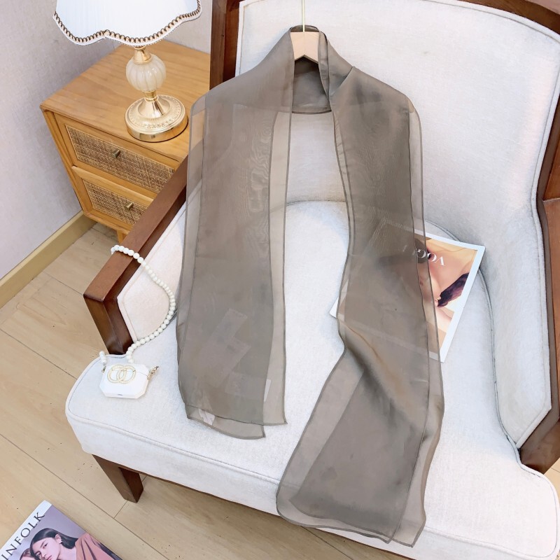 Áo voan mỏng hai dây cổ tròn dáng ôm phong cách tối giản — Khăn lụa màu nâu trà, Khăn lụa màu xanh tím than, Áo gile màu nâu trà, Áo gile màu xanh tím than