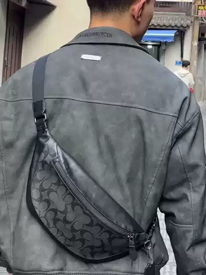 2025 Outlet New Men's Waist Bag European and American Retro Classic Logo Presbyopia Warren Chest Bag Crossbody Bag 7877