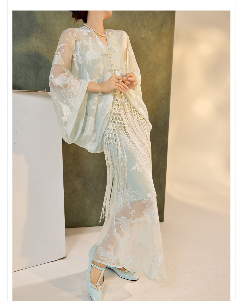 Bộ đầm yếm dài kèm áo cardigan dài tay thêu họa tiết tua rua nữ — Áo cardigan tua rua (giao hàng trong 7 ngày), Áo cardigan tua rua (giao hàng trong ngày), Váy yếm (giao hàng trong 7 ngày), Váy yếm (giao ngay trong ngày)