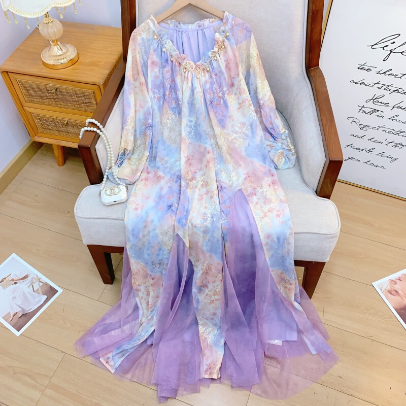 Đầm dài họa tiết hoa phối voan in thủy mặc, cổ chữ V tay lỡ dáng suông — Hồng đào non, Màu trắng ngà, Thiên Thanh, Tím khói