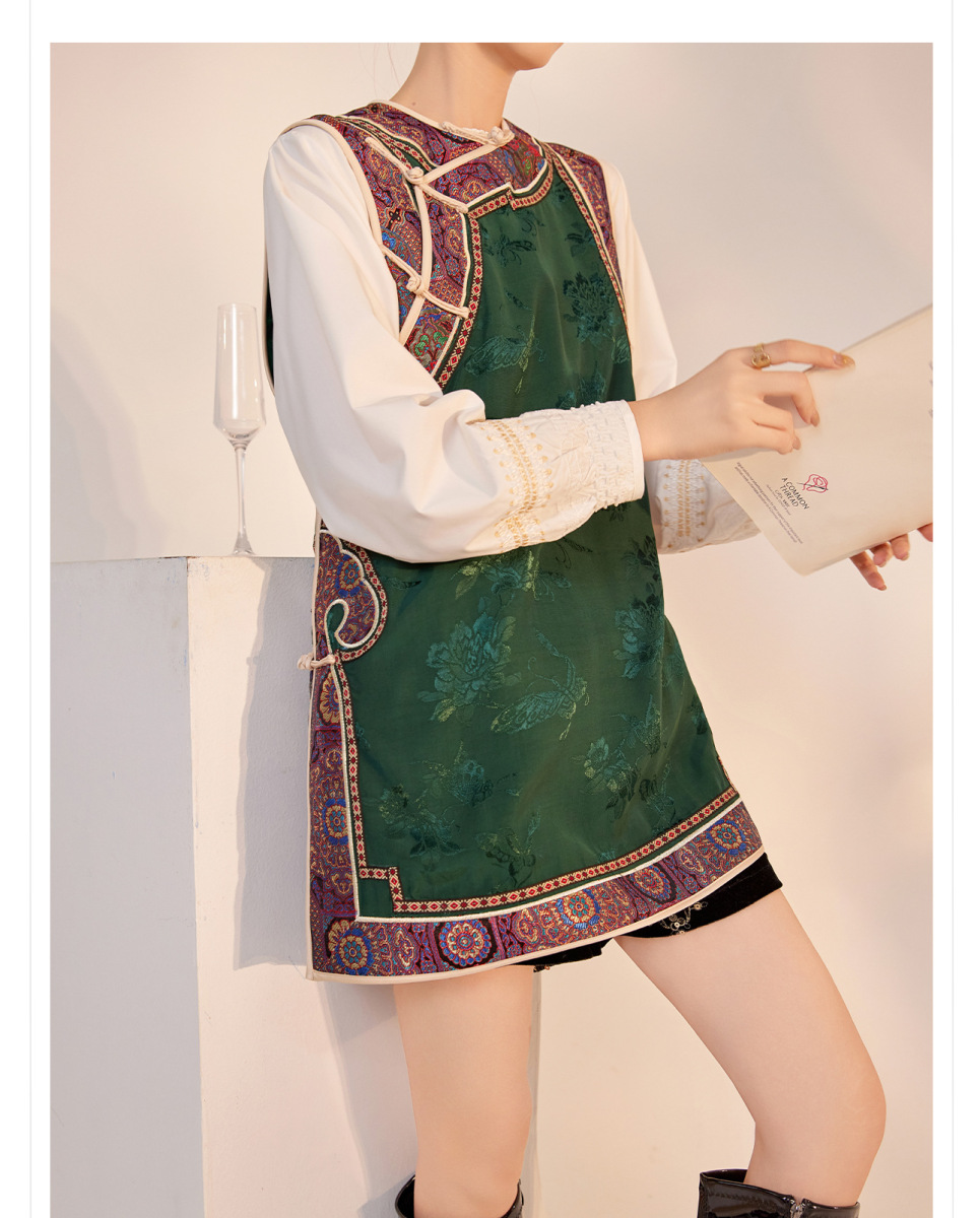 Áo vest nữ dáng trung dài màu xanh lá họa tiết hoa thêu