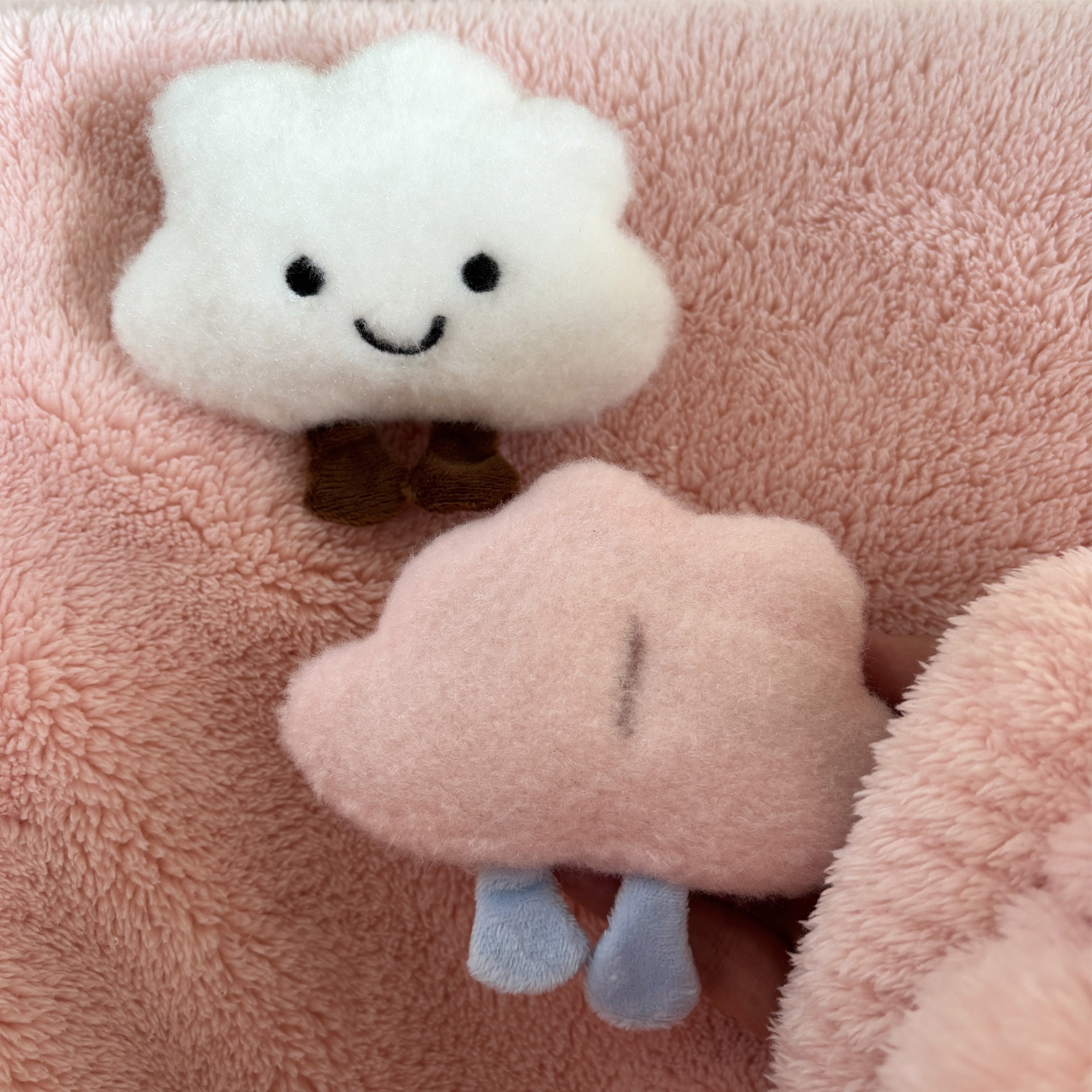 创意卡通云朵毛绒胸针玩偶挂件可爱儿童头饰包包服装装饰配件批发