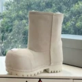 Off-white medium tube wool