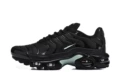 Tn38-47 black and white with green edges