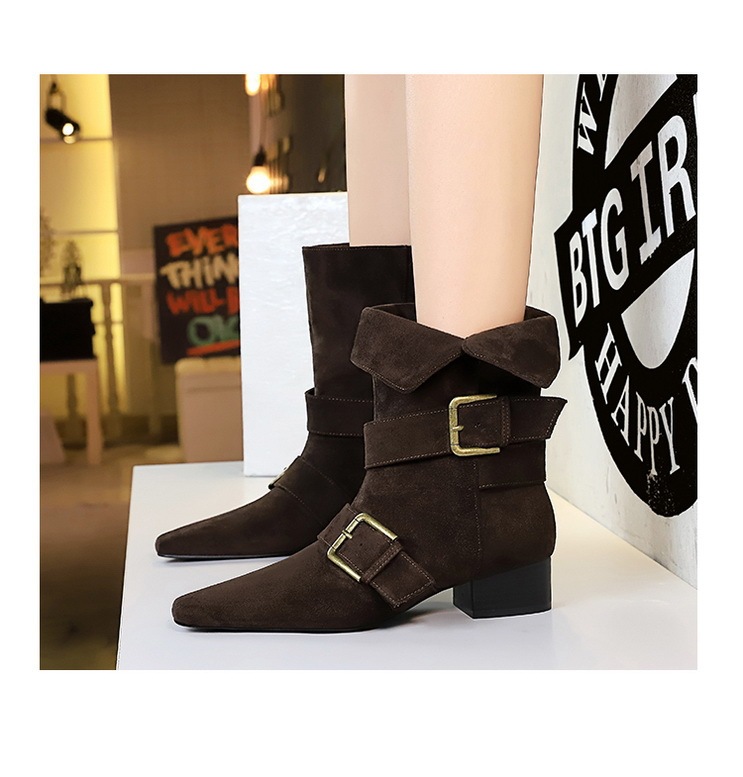 Boot nữ cổ trung mũi vuông khóa thắt lưng gót vừa phong cách retro — màu đen, nâu đậm, quả mơ