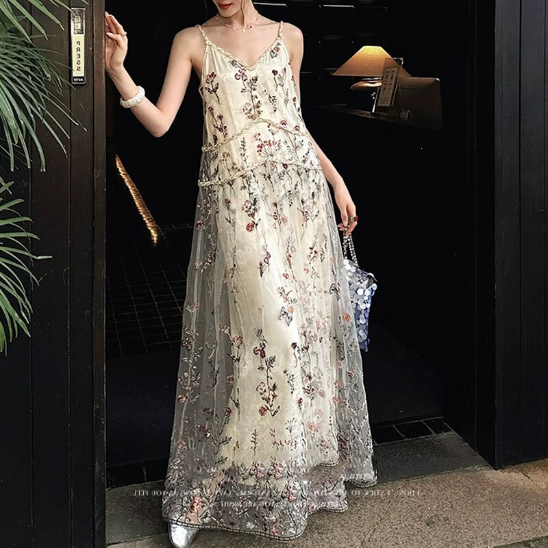 Đầm maxi nữ họa tiết hoa cổ V dây mảnh phối lưới xòe — Đen ánh kim, Hạnh đào mềm
