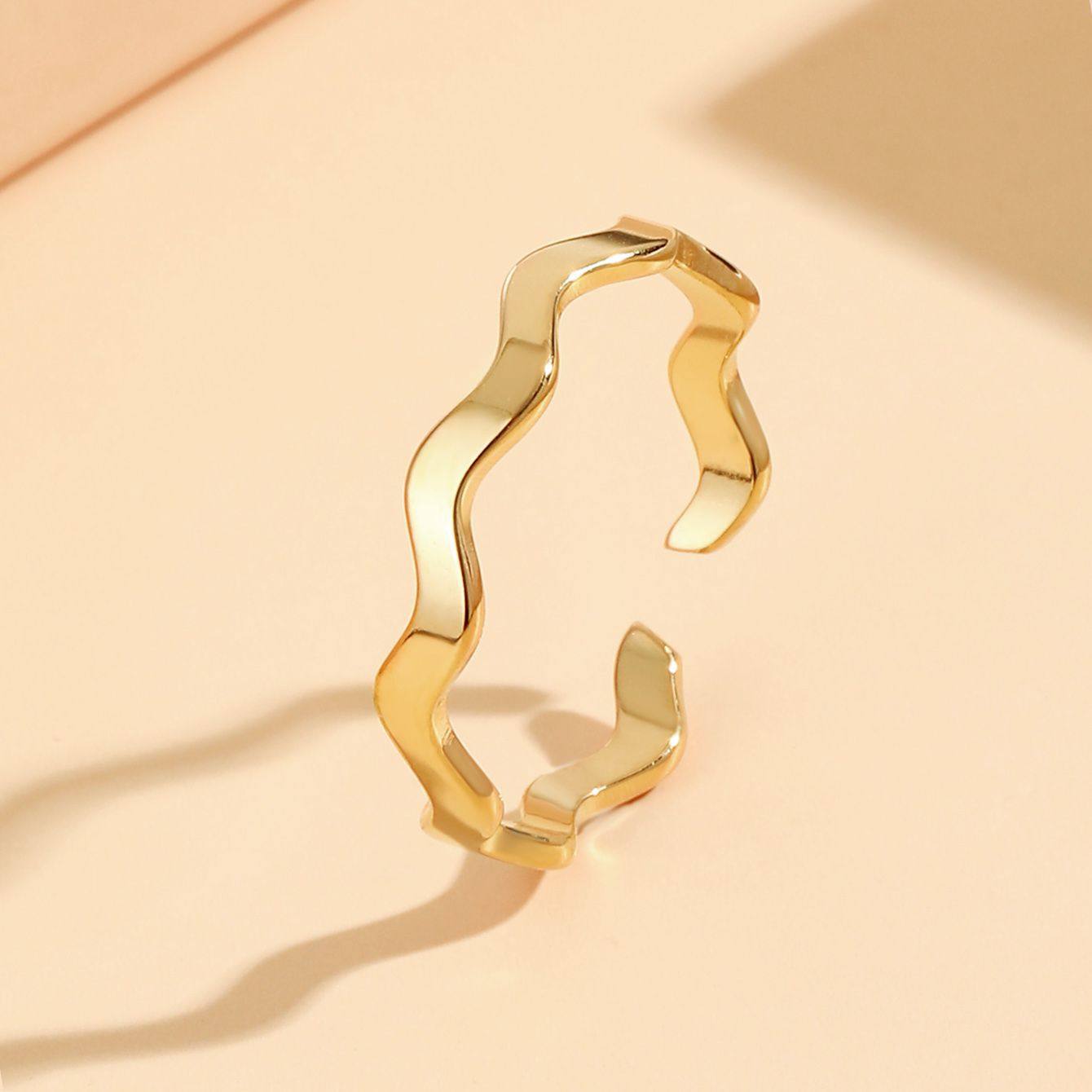 不锈钢几何莫比乌斯环简约波浪素圈食指戒女真空镀金钛钢戒指现货