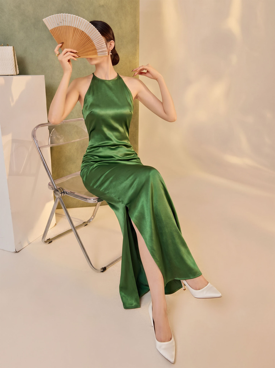Đầm dài cổ quấn vai trần chất liệu satin bóng nhẹ, chiết eo xếp ly, xẻ tà bên hông tôn dáng — Xanh rêu đậm