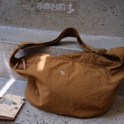 25Fw Is Finally Out~ Korean Order Model~ High-End Lightweight Waterproof Cross-Body Croissant Bag~ Super Nice on One Shoulder