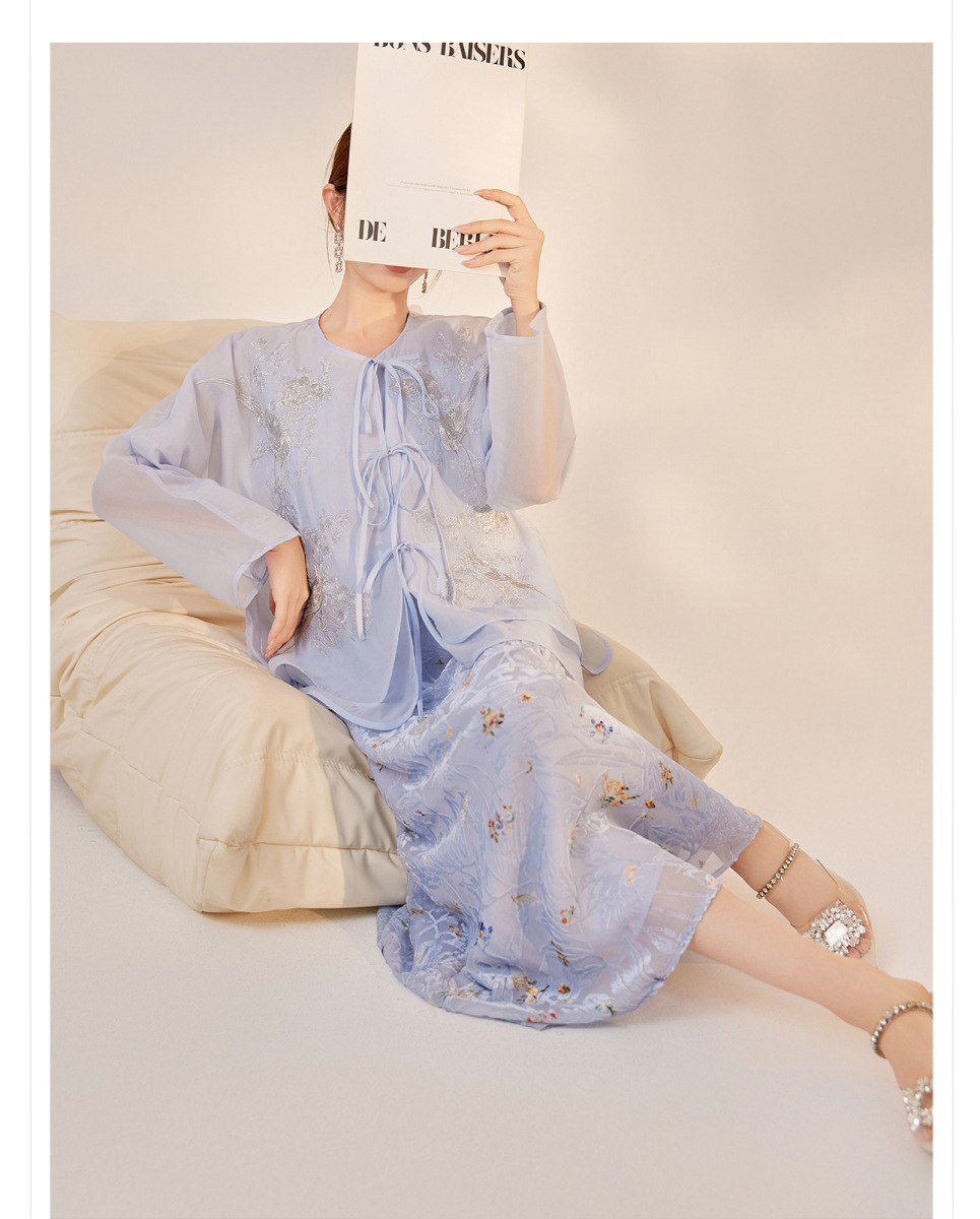 Set áo dài tay kèm đầm dài lụa tơ tằm in hoa nữ tính — Áo màu xanh lam