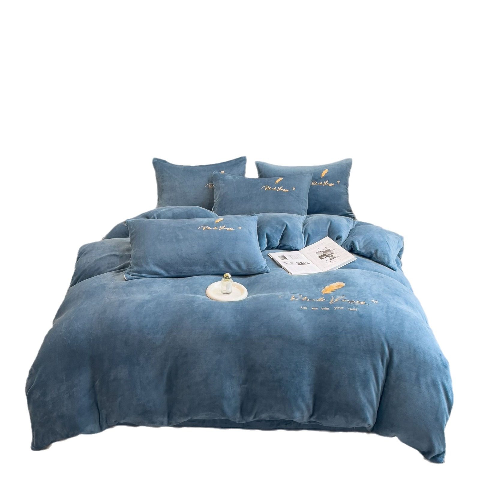 Winter Four-Piece Bedding Set, Ultra-Soft Milk Velvet Crystal Velvet Duvet Cover, Student Dormitory Winter Fleece-Lined Duvet Cover Three-Piece Set