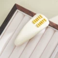 Patent leather-beige spring clip [with label on the back]