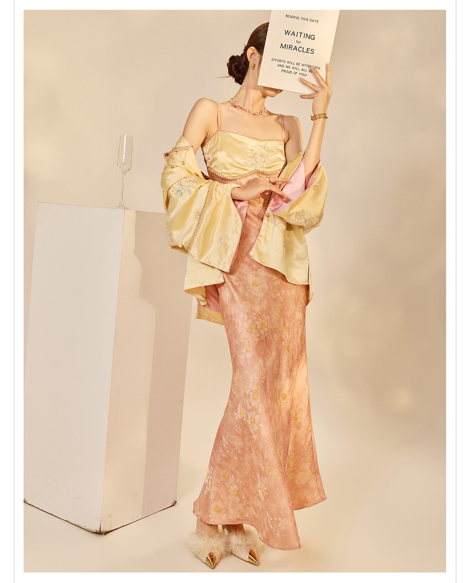 Set áo khoác và đầm hai dây thêu hoa chuyển sắc đính cườm — Áo thun (7 ngày), Áo khoác (7 ngày), Trang phục (7 ngày)