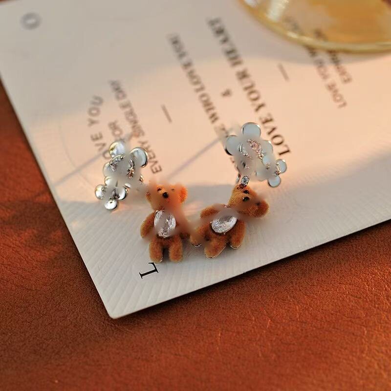 クマのイヤリング E327