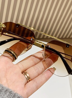 显脸瘦蛤蟆镜欧美风女款浅色墨镜