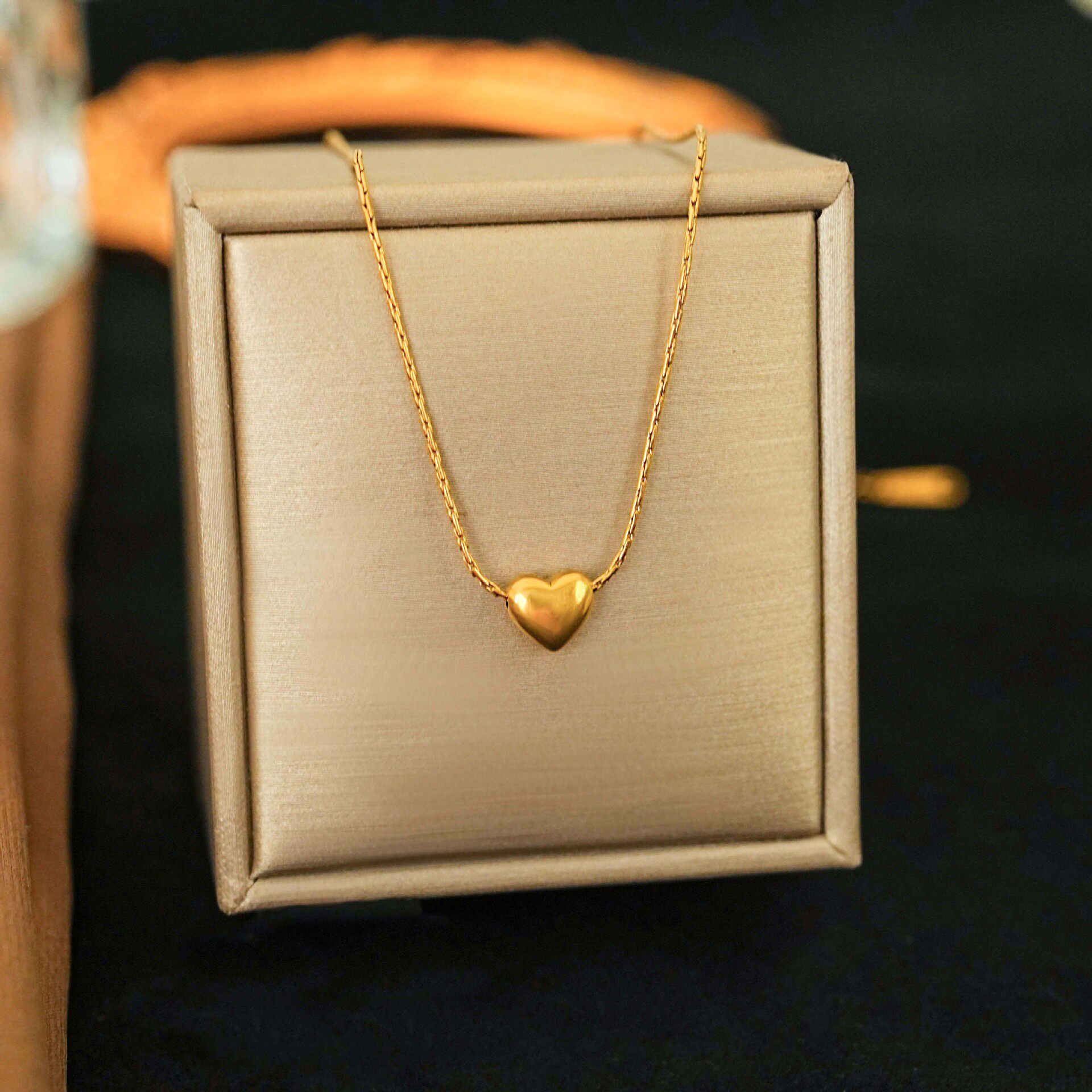 Cross-Border Hot-Selling Titanium Steel Love Pendant Necklace for Women, Light Luxury, Fashionable Temperament, Versatile Peach Heart Clavicle Chain Jewelry Wholesale