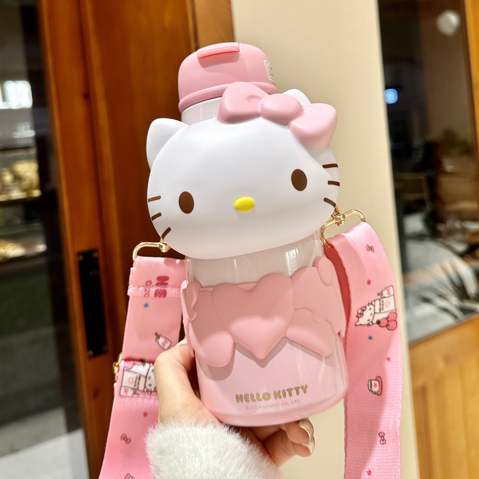 ハローキティを抱きしめる