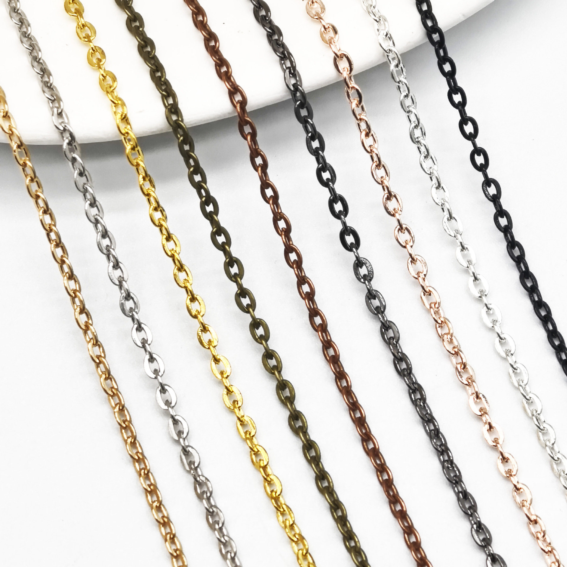 อุปกรณ์เสื้อผ้าอุปกรณ์เสริมสร้อยคอโซ่ขายส่งข้ามโซ่แบนรูปตัวย...