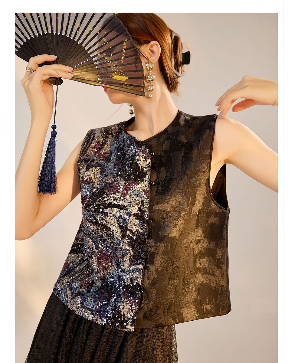 Áo vest nữ dáng ngắn cổ tròn thêu hạt cườm phối cúc một hàng — Jet Black (Giao hàng trong 7 ngày), Màu đen rực rỡ (phát hành cùng ngày), Màu sắc ảo diệu (giao hàng trong 7 ngày), Màu sắc ảo diệu (phát hành cùng ngày)