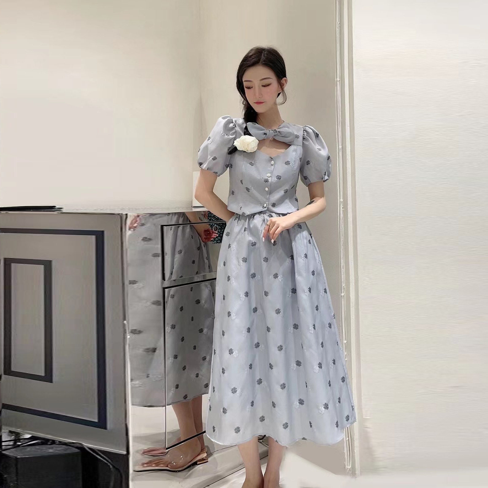 Đầm maxi nữ thắt eo tay bồng họa tiết hoa cổ tròn — Xám xanh