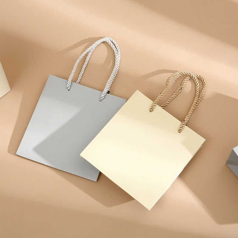 Spot wholesale jewelry box paper bag silver small gift packaging handbag beige fashion high-end gift paper