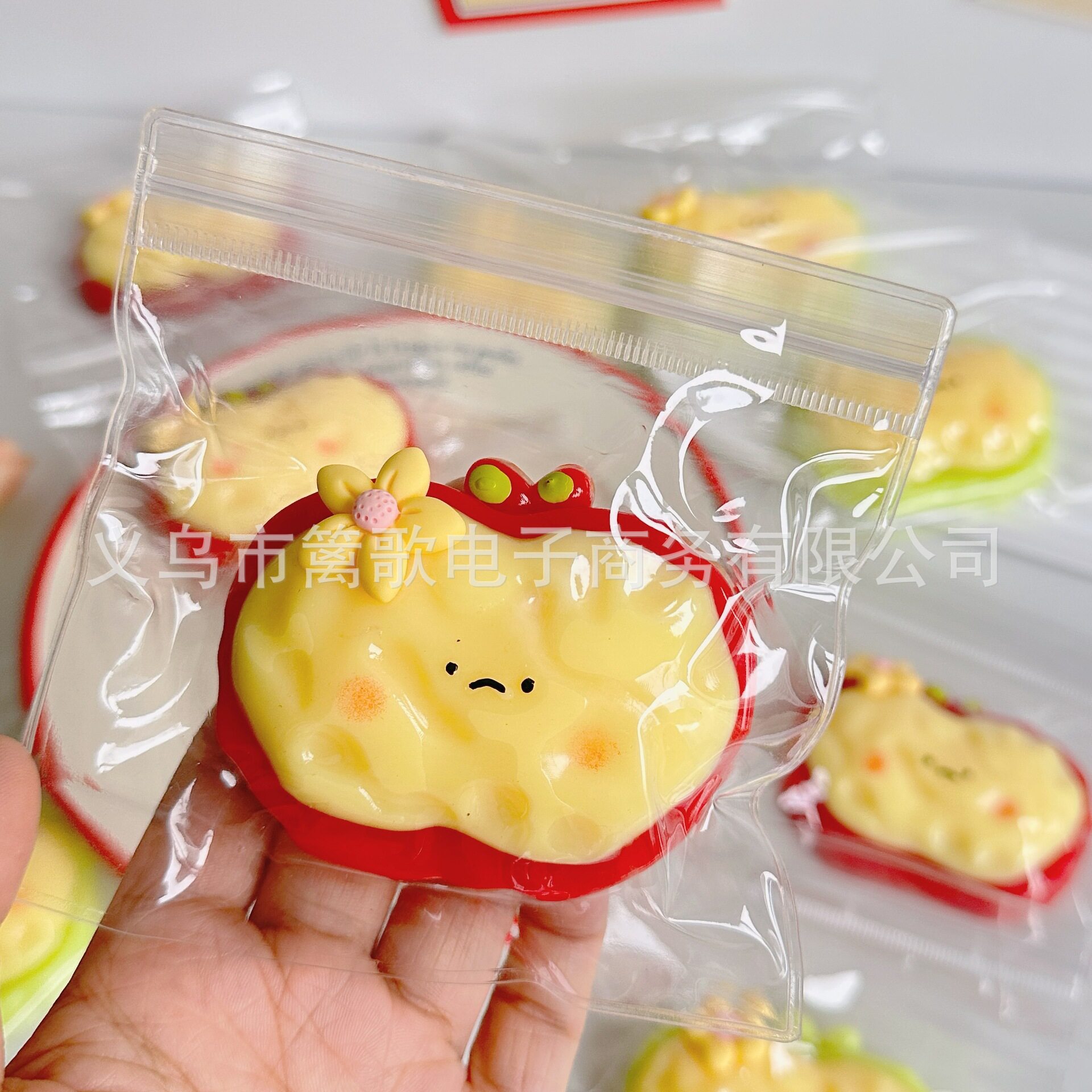 赤いリンゴをひとつまみ