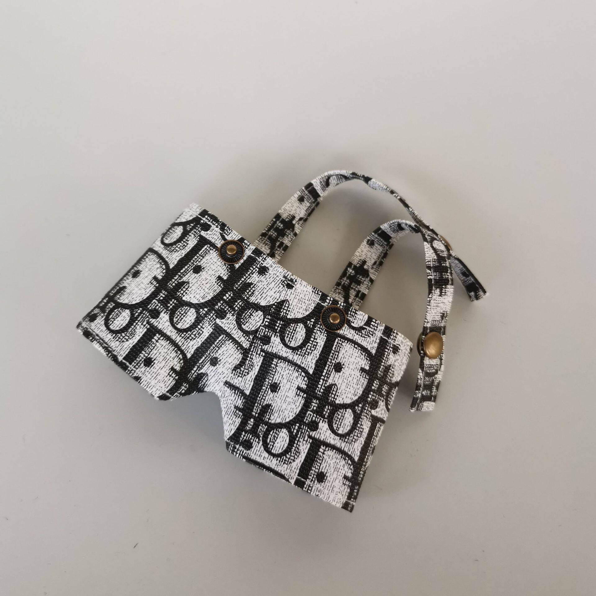 立って着用する白いサスペンダー