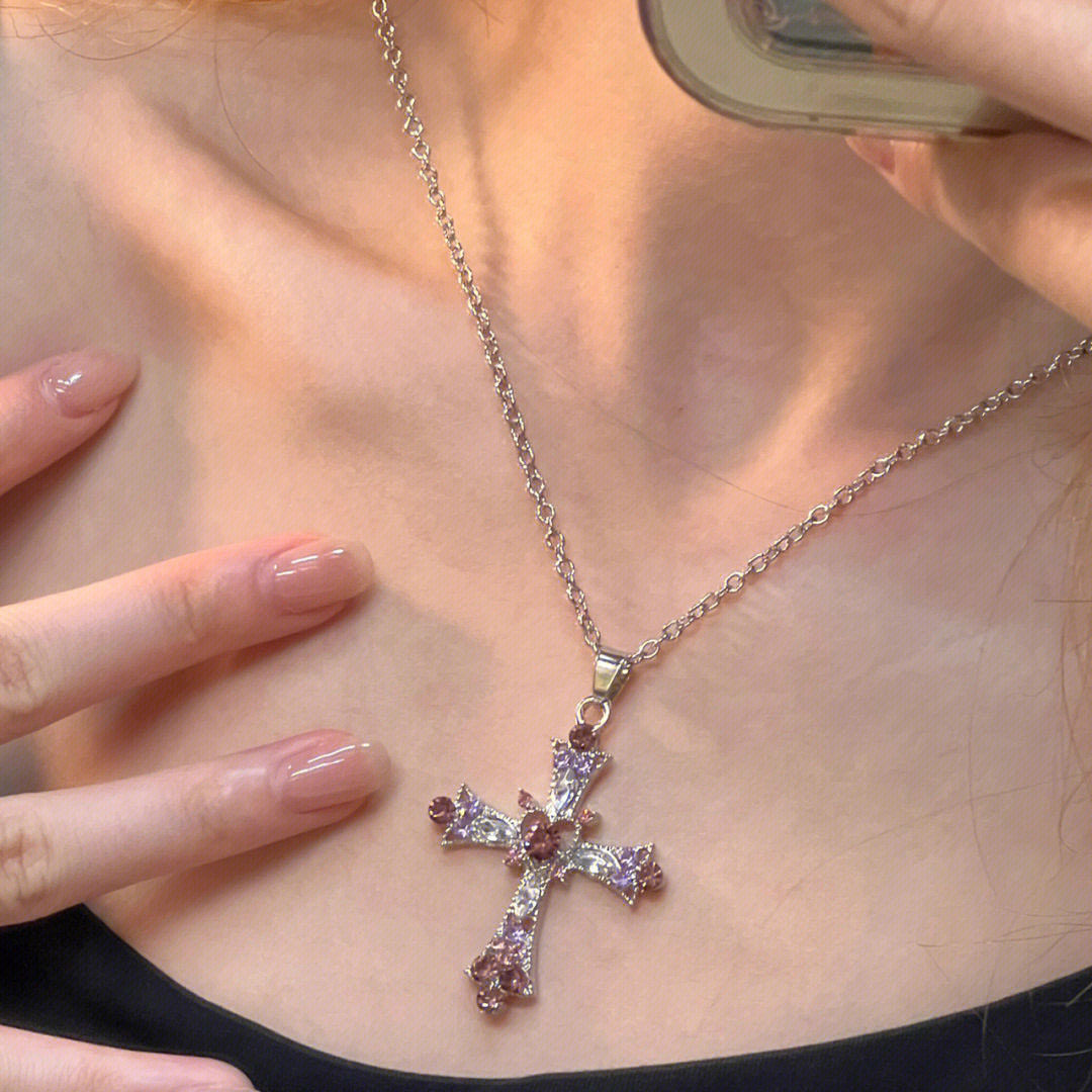 Sweet cool style hot girl cross necklace female heavy industry Diamond-embedded Gothic European and American style y2g necklace design clavicle chain