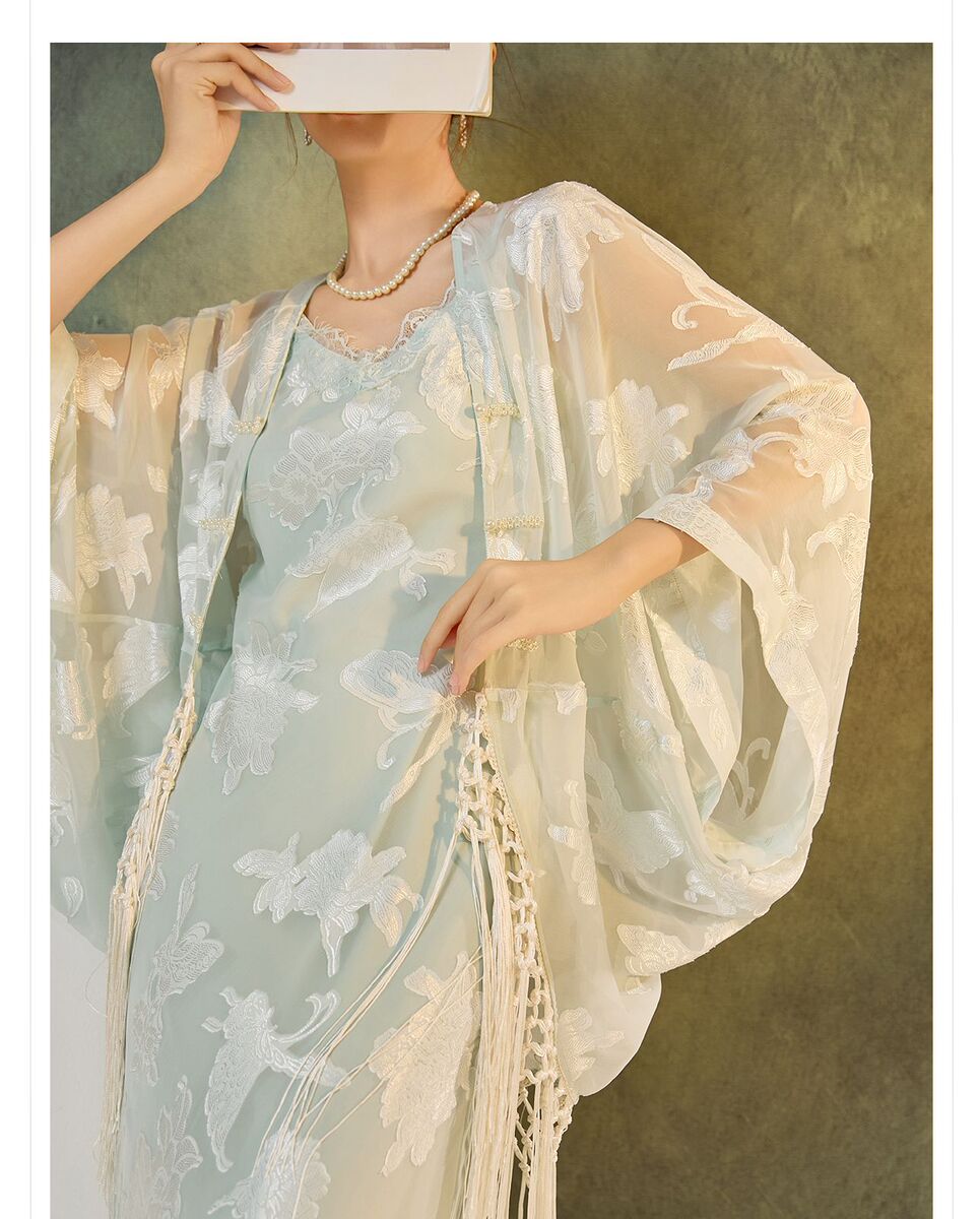 Bộ đầm yếm dài kèm áo cardigan dài tay thêu họa tiết tua rua nữ — Áo cardigan tua rua (giao hàng trong 7 ngày), Áo cardigan tua rua (giao hàng trong ngày), Váy yếm (giao hàng trong 7 ngày), Váy yếm (giao ngay trong ngày)