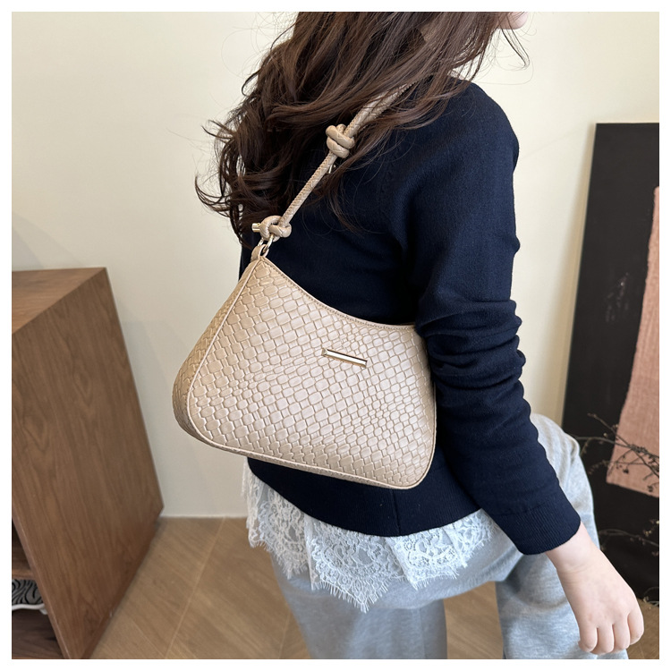 O1CN01nthsyG1L08a9Y6s9s !!2216157661236 0 cib