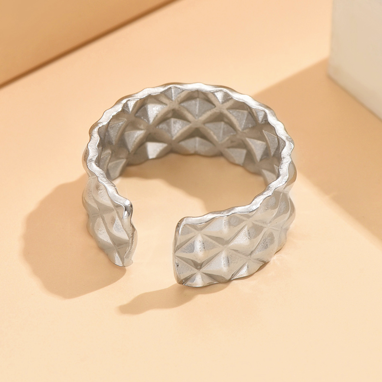 跨境复古经典菱格纹理设计不锈钢开口戒指轻奢镀金不掉色手饰现货