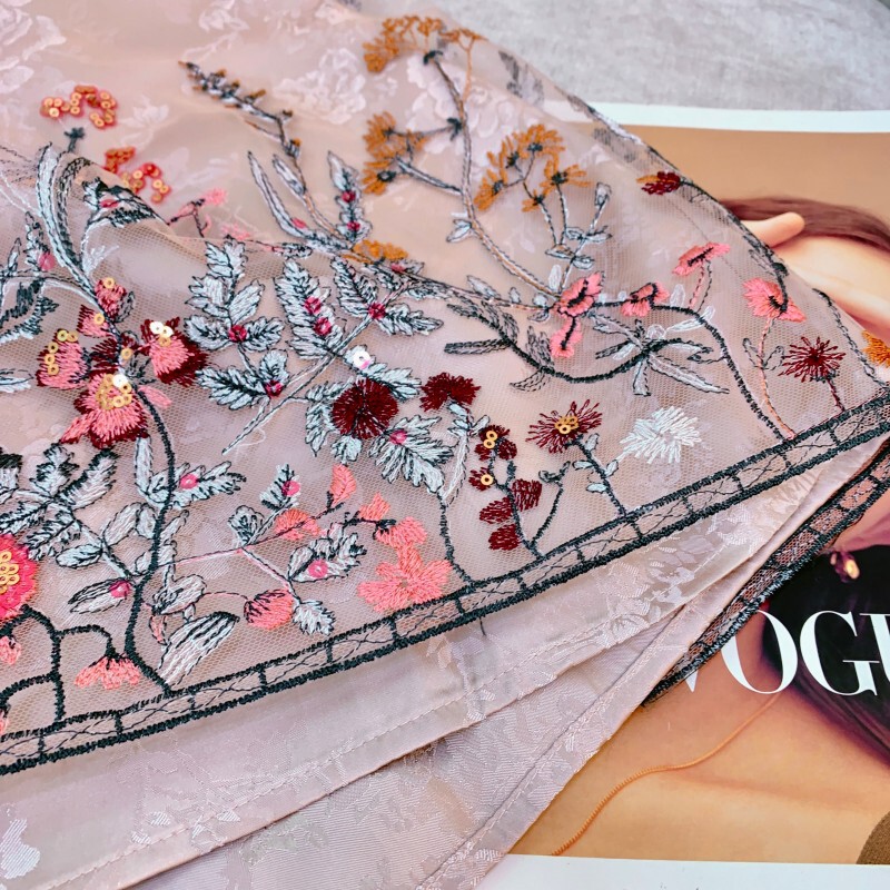 Đầm maxi nữ họa tiết hoa cổ V dây mảnh phối lưới xòe — Đen ánh kim, Hạnh đào mềm
