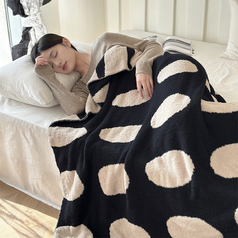 Half-side velvet blanket office sofa blanket black and white two-sided nap thickened blanket autumn and winter velvet blanket